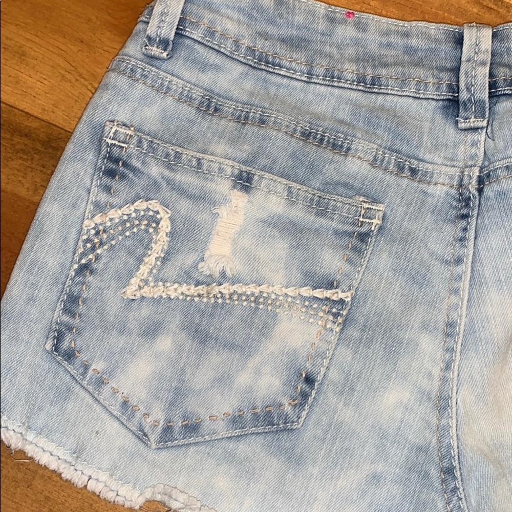 Women’s detailed Jean shorts - Picture 3 of 6